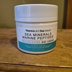 Sea Minerals Marine Peptides Day Cream - White